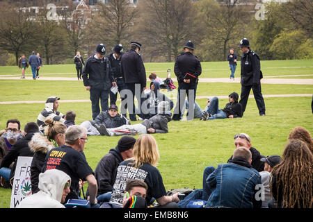 London, Großbritannien. 19. April 2015. Die jährlichen 420 Pro Cannabis Rallye in Hyde Park Credit: Guy Corbishley/Alamy leben Nachrichten Stockfoto