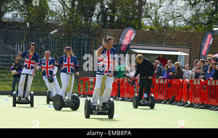 Rugby, Warwickshire, UK. 19. April 2015. Das britische Team parade den Ring. Das erste International UK Segway Polo Turnier statt am Rugby College, Rugby, Warwickshire, UK. Bildnachweis: Jamie Gray/Alamy Live-Nachrichten Stockfoto