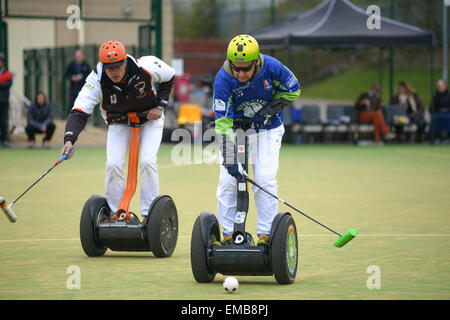 Rugby, Warwickshire, UK. 19. April 2015. Ein Player für die Balver Höhlenmenschen Mannschaft, gegen die Klinge-Piraten. Das erste International UK Segway Polo Turnier statt am Rugby College, Rugby, Warwickshire, UK. Bildnachweis: Jamie Gray/Alamy Live-Nachrichten Stockfoto