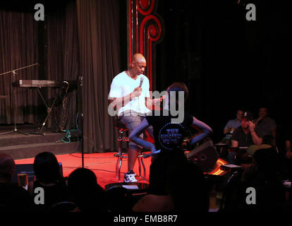 Comedian Dave Chappelle stoppt durch Red Grant "Black Out Dienstag" in der Welt-berühmten Comedy Store auf Sunset Boulevard mit: Dave Chappelle wo: Santa Monica, Kalifornien, USA bei: 7. Oktober 2014 Stockfoto