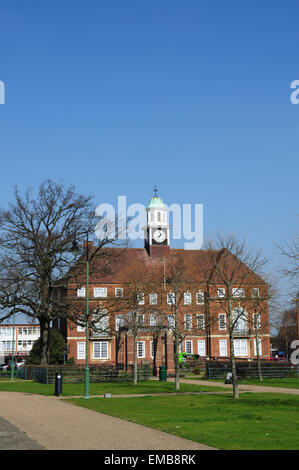 Eine North Hertfordshire College Gebäude mit Blick auf Broadway Gärten, Letchworth Garden City, Hertfordshire Stockfoto