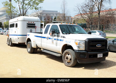 Ein United States Park Police Ford F350 Pickup mit Pferdeanhänger geparkt in der National Mall Washington DC Stockfoto