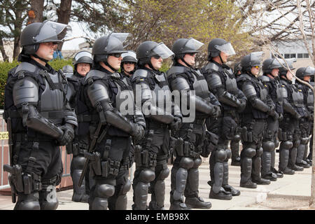 Toledo, Ohio - Polizei in Kampfmontur geschützte Member der neonazistischen nationalsozialistischen Bewegung, wie sie eine öffentliche Kundgebung statt. Stockfoto