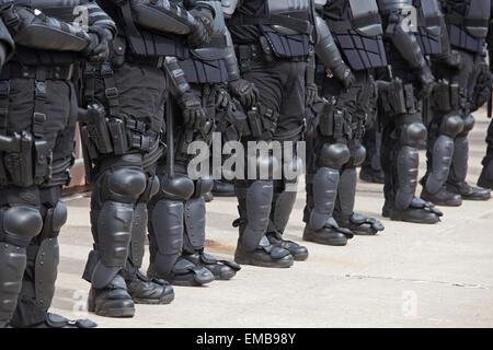 Toledo, Ohio - Polizei in Kampfmontur geschützte Member der neonazistischen nationalsozialistischen Bewegung, wie sie eine öffentliche Kundgebung statt. Stockfoto