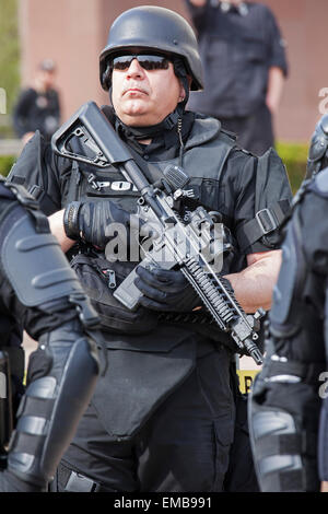 Toledo, Ohio - Polizei in Kampfmontur geschützte Member der neonazistischen nationalsozialistischen Bewegung, wie sie eine öffentliche Kundgebung statt. Stockfoto