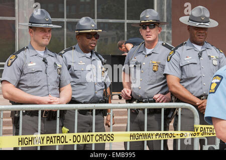 Toledo, Ohio - Ohio State Highway Patrol Offiziere bei der Polizei zum Schutz einer Neonazi-Kundgebung waren. Stockfoto