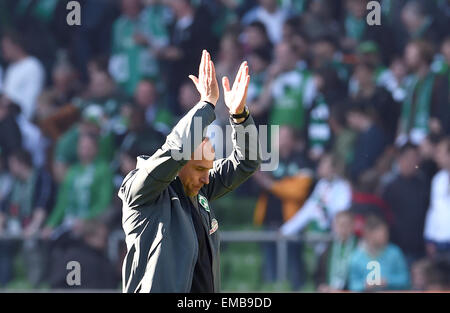 Bremen, Deutschland. 19. April 2015. Werder Viktor Skripnik feiert nach die deutschen Fußball-Bundesliga-Fußball-Spiel zwischen Werder Bremen und dem Hamburger SV in Bremen, Deutschland, 19. April 2015. Foto: CARMEN JASPERSEN/Dpa (EMBARGO Bedingungen - Achtung - aufgrund der Akkreditierungsrichtlinien der DFL nur erlaubt die Veröffentlichung und Nutzung von bis zu 15 Bilder pro im Internet und in Online-Medien während des Spiels Match) / Dpa/Alamy Live News Stockfoto