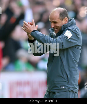 Bremen, Deutschland. 19. April 2015. Werder Viktor Skripnik feiert nach die deutschen Fußball-Bundesliga-Fußball-Spiel zwischen Werder Bremen und dem Hamburger SV in Bremen, Deutschland, 19. April 2015. Foto: CARMEN JASPERSEN/Dpa (EMBARGO Bedingungen - Achtung - aufgrund der Akkreditierungsrichtlinien der DFL nur erlaubt die Veröffentlichung und Nutzung von bis zu 15 Bilder pro im Internet und in Online-Medien während des Spiels Match) / Dpa/Alamy Live News Stockfoto