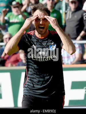 Bremen, Deutschland. 19. April 2015. Der Hamburger Heiko Westermann reagiert auf die deutsche Bundesliga-Fußballspiel zwischen Werder Bremen und dem Hamburger SV in Bremen, Deutschland, 19. April 2015. Foto: CARMEN JASPERSEN/Dpa (EMBARGO Bedingungen - Achtung - aufgrund der Akkreditierungsrichtlinien der DFL nur erlaubt die Veröffentlichung und Nutzung von bis zu 15 Bilder pro im Internet und in Online-Medien während des Spiels Match) / Dpa/Alamy Live News Stockfoto