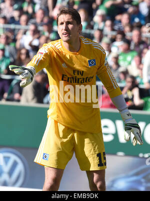 Bremen, Deutschland. 19. April 2015. Hamburgs Torhüter Rene Adler Gesten bei der deutschen Fußball-Bundesliga-Fußball zwischen Werder Bremen und dem Hamburger SV in Bremen, Deutschland, 19. April 2015 entsprechen. Foto: CARMEN JASPERSEN/Dpa (EMBARGO Bedingungen - Achtung - aufgrund der Akkreditierungsrichtlinien der DFL nur erlaubt die Veröffentlichung und Nutzung von bis zu 15 Bilder pro im Internet und in Online-Medien während des Spiels Match) / Dpa/Alamy Live News Stockfoto