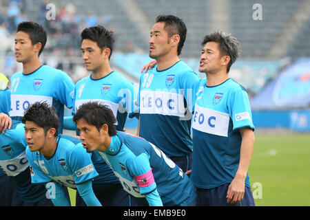 NHK Spring MitsuzawaFootball Stadion, Kanagawa, Japan. 19. April 2015. (Oben L-R) Shuma Kusumoto, Park Tae Hong, Tetsuya Okubo, Kazuyoshi Miura, (unten L-R) Atsushi Ichimura, Toshihiro Matsushita (Yokohama FC), 19. April 2015 - Fußball: 2015 J2 League match zwischen Yokohama FC 2: 2 V.Varen Nagasaki NHK Spring MitsuzawaFootball Stadium, Kanagawa, Japan. © Yohei Osada/AFLO SPORT/Alamy Live-Nachrichten Stockfoto