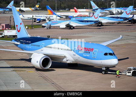 Thomson Airways Boeing 787-8 schiebt zurück von terminal 2 am Flughafen Manchester. Stockfoto