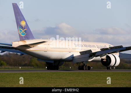 Saudi Arabian Airlines Boeing 777-200 kommt zum Stillstand auf Landebahn 05R in Manchester. Stockfoto