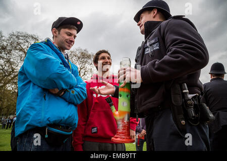 London, Großbritannien. 19. April 2015. Die jährlichen 420 Pro Cannabis Rallye in Hyde Park Credit: Guy Corbishley/Alamy leben Nachrichten Stockfoto