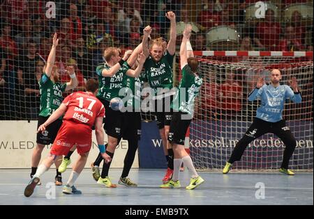 Kassel, Deutschland. 19. April 2015. Melsungen Felix Danner (2.v.l) schlägt fehl mit der letzten Freiwurf von der European Handball Federation Cup Viertelfinale zwischen MT Melsungen und Skjern Handbold in Rothenbach-Halle in Kassel, Deutschland, 19. April 2015 übereinstimmen. Foto: Uwe Zucchi/Dpa - NO-Draht-SERVICE-/ Dpa/Alamy Live News Stockfoto