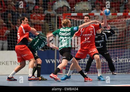 Kassel, Deutschland. 19. April 2015. Dänemarks Henrik Moellgaard Jensen (C) auf die Attck bei der European Handball Federation Cup-Viertelfinale-match zwischen MT Melsungen und Skjern Handbold in Rothenbach-Halle in Kassel, Deutschland, 19. April 2015. Foto: Uwe Zucchi/Dpa - NO-Draht-SERVICE-/ Dpa/Alamy Live News Stockfoto