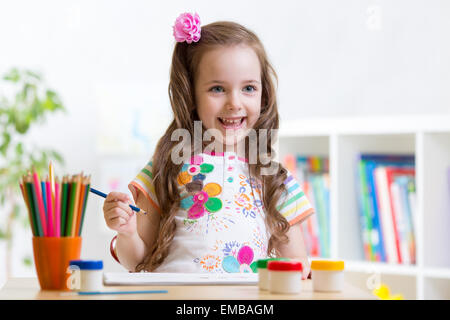 Kind Mädchen Farben in ihrer Baumschule Stockfoto