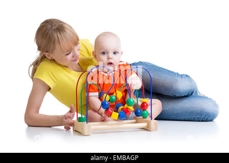 Kind und Mutter mit pädagogisches Spielzeug spielen Stockfoto