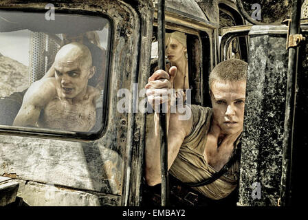 MAD MAX: FURY ROAD 2012 Warner Bros Film mit Charlize Theron auf der rechten Seite und Nicholas Hoult auf der linken Seite Stockfoto