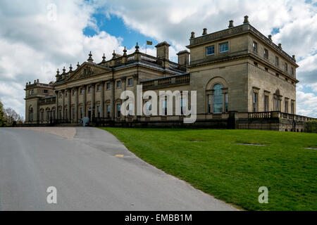 Leeds, Yorkshire, Großbritannien. 19. April 2015. Herrlich sonniger Tag am Harewood House, Leeds Credit: Paul Chambers/Alamy Live News Stockfoto