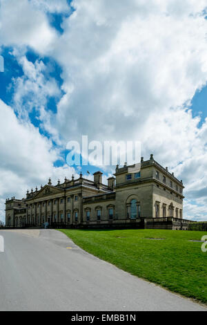 Leeds, Yorkshire, Großbritannien. 19. April 2015. Herrlich sonniger Tag am Harewood House, Leeds Credit: Paul Chambers/Alamy Live News Stockfoto