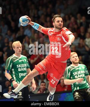 Kassel, Deutschland. 19. April 2015. Melsungen Michael Allendorf in Aktion bei der European Handball Federation Cup-Viertelfinale-match zwischen MT Melsungen (Deutschland) und Skjern Handbold (Dänemark) in Rothenbach-Halle in Kassel, Deutschland, 19. April 2015. Foto: Uwe Zucchi/Dpa - NO-Draht-SERVICE-/ Dpa/Alamy Live News Stockfoto