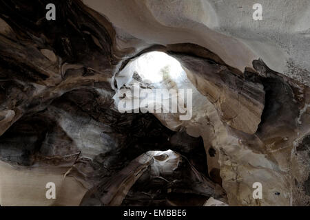 Innenansicht der Apollophanaes Höhle befindet sich eine alte Sidonian Begräbnis Höhle im Nationalpark Bet Guvrin-Maresha in den judäischen Niederungen in Israel am 19. April 2015 Bet Guvrin Höhlen werden Israels achte Standort an der UNESCO-Liste des Weltkulturerbes. Die archäologische Stätte enthält etwa 3.500 unterirdische Kammern unterschiedliche komplexe geschnitzt in den dicken und homogene weiche Kreide der Region verteilt. Stockfoto