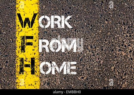 Geschäft Akronym WFH als Arbeit von zu Hause aus. Gelbe Farbenlinie auf der Straße gegen Asphalt Hintergrund. Konzeptbild Stockfoto