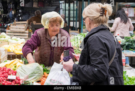 Eine Frau, Einkaufen auf dem Rijeka-Obst und Gemüse-Markt Stockfoto