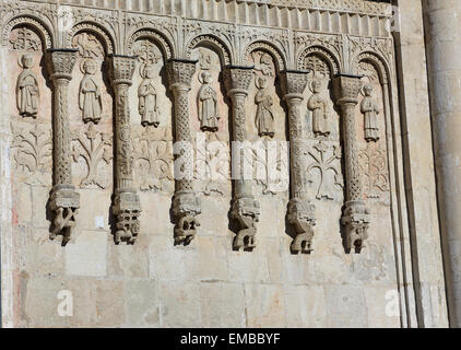 Steinmetzarbeiten an der Fassade des Tempels Uspenski-Kathedrale in Vladimir Stockfoto