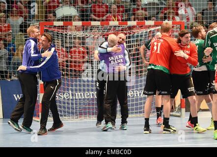 Kassel, Deutschland. 19. April 2015. Dänischen Spieler und Trainer feiern ihren Vormarsch im Quartier European Handball Federation Cup Finale BetweenMT Melsungen (Deutschland Match) und Skjern Handbold (Dänemark) in Rothenbach-Halle in Kassel, Deutschland, 19. April 2015. Foto: Uwe Zucchi/Dpa - NO-Draht-SERVICE-/ Dpa/Alamy Live News Stockfoto