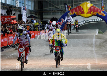 Manchester, UK. 19. April 2015. vor 2015 BMX Supercross Runde 1 an National Cycling Centre vor 2015 BMX Supercross Runde 1 am nationalen Radsport Zentrum Credit: Dan Cooke/Alamy Live News Stockfoto