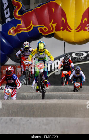 Manchester, UK. 19. April 2015. vor 2015 BMX Supercross Runde 1 an National Cycling Centre vor 2015 BMX Supercross Runde 1 am nationalen Radsport Zentrum Credit: Dan Cooke/Alamy Live News Stockfoto