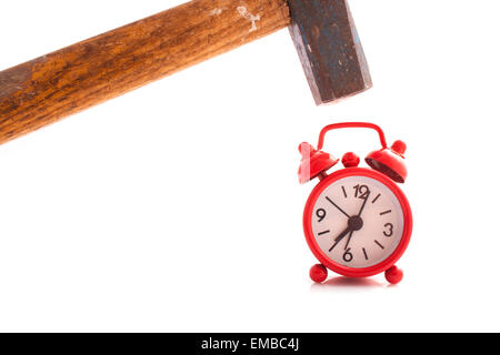 Rote kleine Uhr mit einem Hammer, isoliert auf weiss Stockfoto