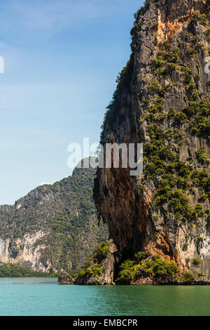 Felsformationen in der Andaman See in der Nähe der Insel Phuket, Thailand in der Nähe der beliebten James Bond Island oder Khao Phing Kan Stockfoto