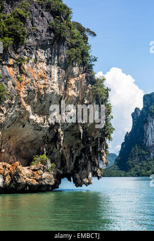 Felsformationen in der Andaman See in der Nähe der Insel Phuket, Thailand in der Nähe der beliebten James Bond Island oder Khao Phing Kan Stockfoto