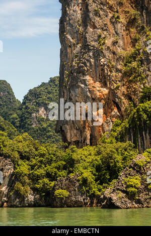 Felsformationen in der Andaman See in der Nähe der Insel Phuket, Thailand in der Nähe der beliebten James Bond Island oder Khao Phing Kan Stockfoto