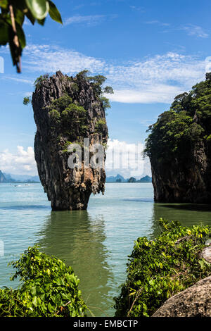 Felsformationen in der Andaman See in der Nähe der Insel Phuket, Thailand in der Nähe der beliebten James Bond Island oder Khao Phing Kan Stockfoto