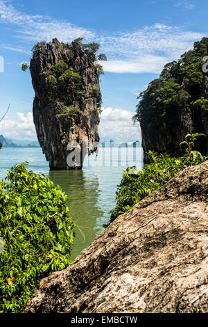 Felsformationen in der Andaman See in der Nähe der Insel Phuket, Thailand in der Nähe der beliebten James Bond Island oder Khao Phing Kan Stockfoto