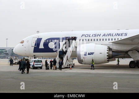 Boeing 787 Dreamliner zweistrahlige Jet Airliner von LOT Polish Airlines am Flughafen in Warschau Stockfoto