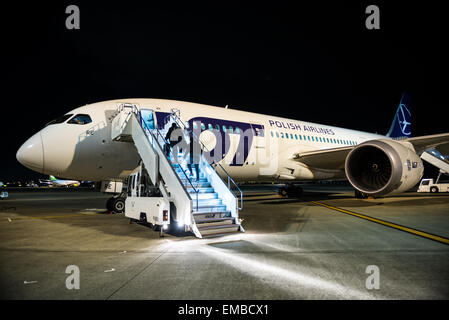 Boeing 787 Dreamliner zweistrahlige Jet Airliner von LOT Polish Airlines am Flughafen in Tokio Stockfoto