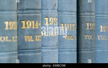 Blass blau Bücher, Bände in einer Reihe von Hansard, auf einem Regal in der Zentralbibliothek der Stadt Bristol. Stockfoto