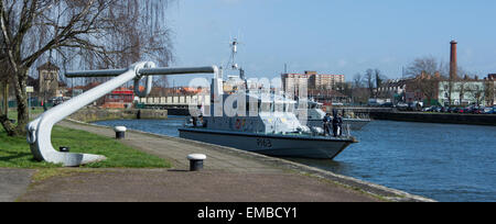 Zwei königliche Marine Training Schiffe, HMS Explorer und HMS Express verlassen Bristols Floating Harbour nach einer Übernachtung. Stockfoto