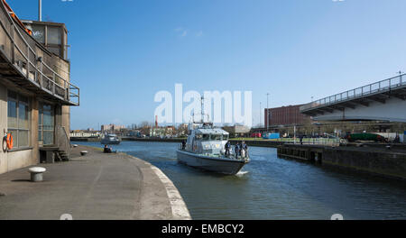 Zwei königliche Marine Training Schiffe, HMS Explorer und HMS Express verlassen Bristols Floating Harbour nach einer Übernachtung. Stockfoto