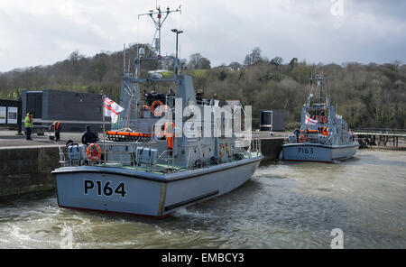 Zwei königliche Marine Training Schiffe, HMS Explorer und HMS Express verlassen Bristols Floating Harbour nach einer Übernachtung. Stockfoto