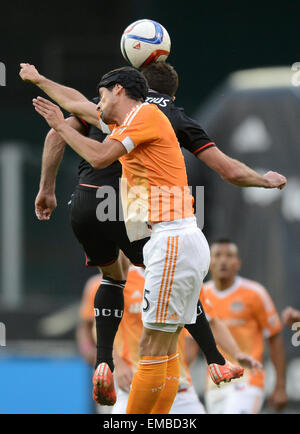 Washington, DC, USA. 18. April 2015. 20150418 - Houston Dynamo Verteidiger, den Raul Rodriguez (5) und D.C. United Mittelfeldspieler Chris Pontius (13) in der ersten Hälfte der RFK Stadium in Washington einen Kopf Ball spielen. United und der Dynamo 1-1 gebunden. © Chuck Myers/ZUMA Draht/Alamy Live-Nachrichten Stockfoto