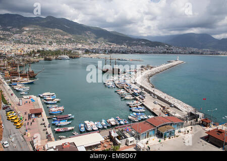 Blick auf die mediterrane Hafenstadt Alanya in der Türkei gesehen von der roten Turm Festung verteidigen die Stadt Werft Stockfoto