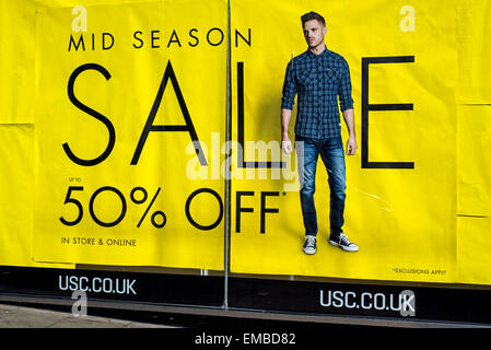 Mitte Saison Verkaufsposter mit 50 % Rabatt an der USC Bekleidungsgeschäft auf Princes Street, Edinburgh, Scotland, UK. Stockfoto