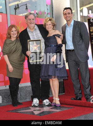 LOS ANGELES, CA - 14. Februar 2012: "Die Simpsons" Schöpfer Matt Groening mit Simpsons Synchronsprecher Nancy Cartwright (links), Yeardley Smith & Hank Azaria auf dem Hollywood Boulevard, wo Gröning geehrt wurde, mit dem 2,459th Stern auf dem Hollywood Walk of Fame. 14. Februar 2012 Los Angeles, CA Stockfoto