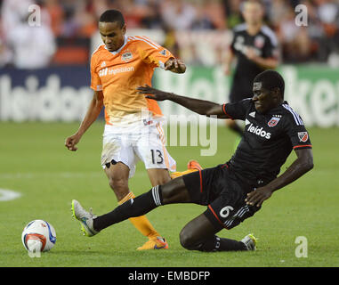 Washington, DC, USA. 18. April 2015. 20150418 - Houston Dynamo Mittelfeldspieler Ricardo Clark (13) funktioniert über eine Herausforderung von D.C. United Verteidiger Kofi Opare (6) in der zweiten Hälfte der RFK Stadium in Washington. United und der Dynamo 1-1 gebunden. © Chuck Myers/ZUMA Draht/Alamy Live-Nachrichten Stockfoto